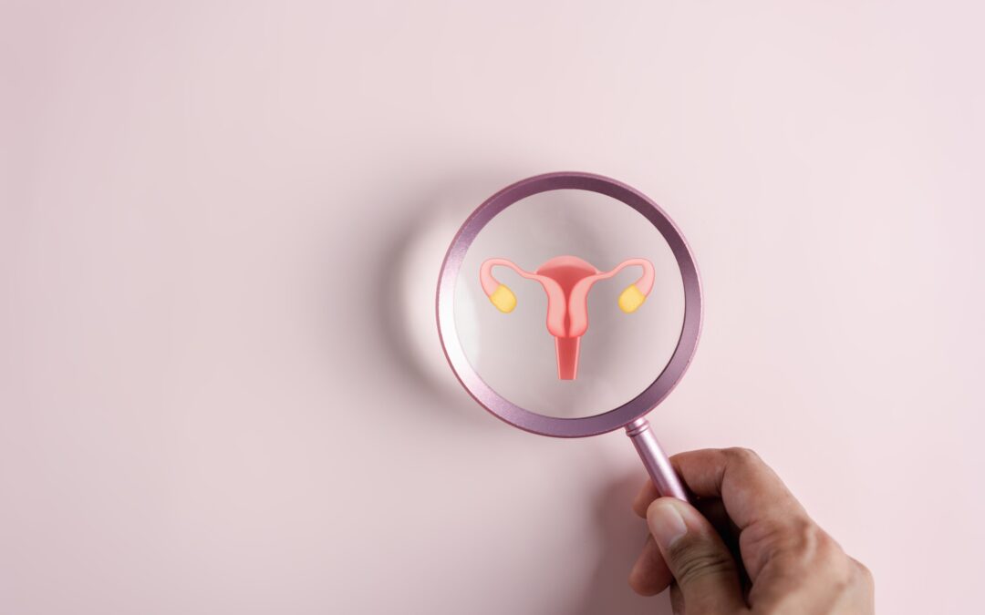 What are the symptoms and possible treatments of endometrial hyperplasia?